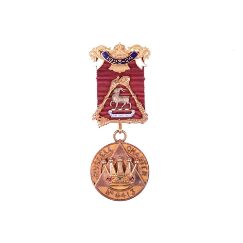 270 - A 9ct gold Masonic Past Zerubbabel Jewel for the Russell Chapter No. 4413, with enamelled bar and ba... 