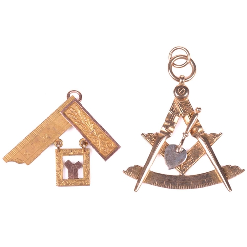 270 - A 9ct gold Masonic Past Zerubbabel Jewel for the Russell Chapter No. 4413, with enamelled bar and ba... 