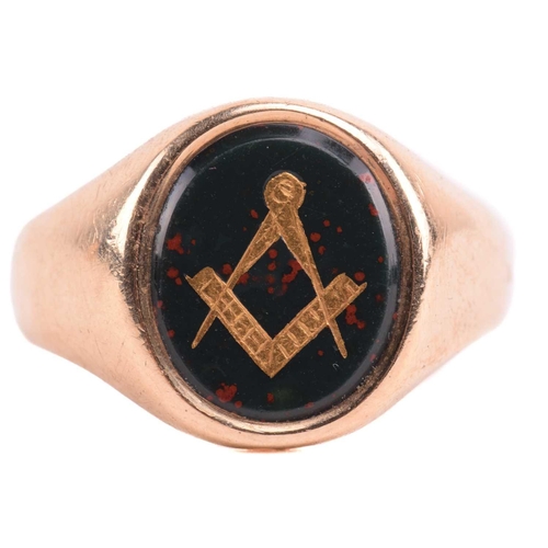 294 - A 9ct gold Masonic signet ring, with enamelled square and compasses, total weight 5.4g, Birmingham, ... 