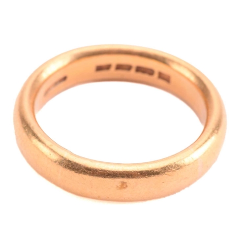 111 - A wedding ring in 22ct yellow gold, constructed by a court-profile plain band, London hallmarked '22... 