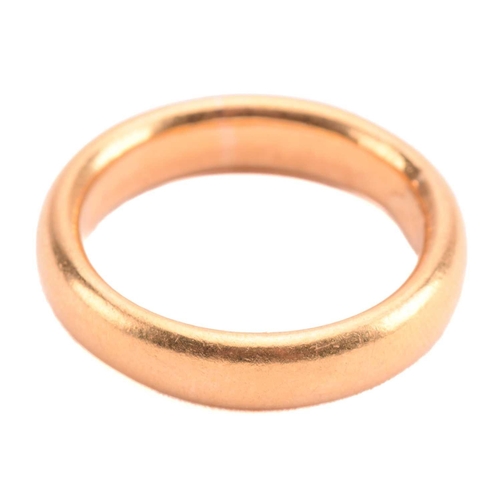 111 - A wedding ring in 22ct yellow gold, constructed by a court-profile plain band, London hallmarked '22... 