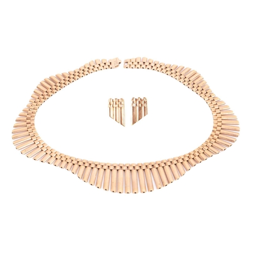 197 - A gold panther link necklace with elongated links forming an undulating outline, the necklace measur... 