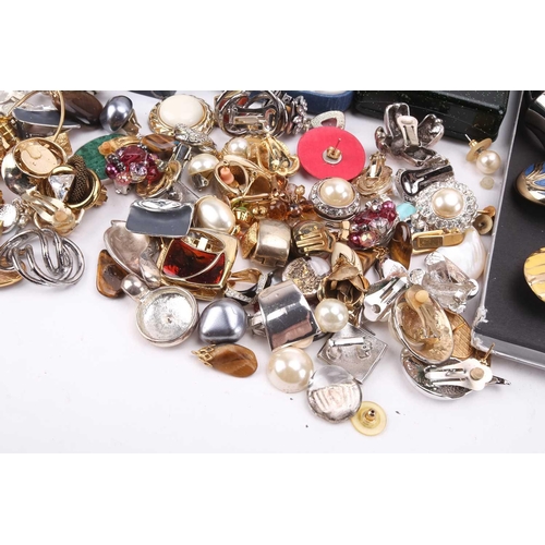 308 - A large collection of costume jewellery some boxed, including various necklace and bracelet suites, ... 