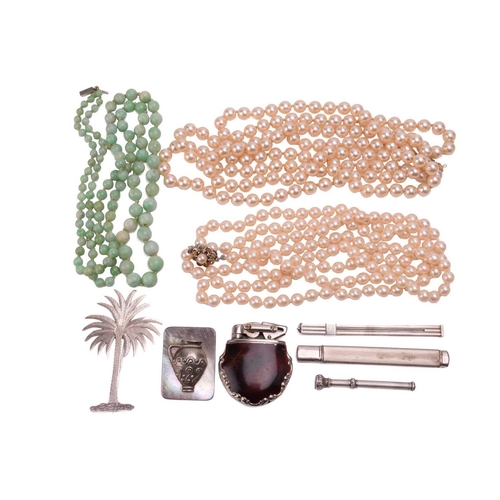 283 - A string of light green jade graduated beads with a 9ct rose gold box form clasp, 85 cm overall leng... 