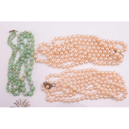 283 - A string of light green jade graduated beads with a 9ct rose gold box form clasp, 85 cm overall leng... 