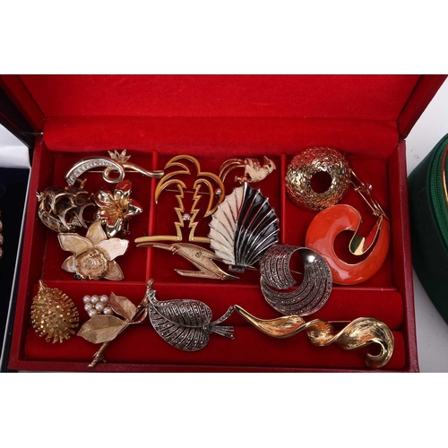 308 - A large collection of costume jewellery some boxed, including various necklace and bracelet suites, ... 