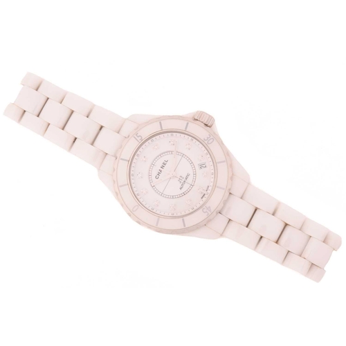 422 - A Chanel J12 automatic watch, featuring a Swiss-made automatic ETA movement caliber: 2892-A2 in a wh... 