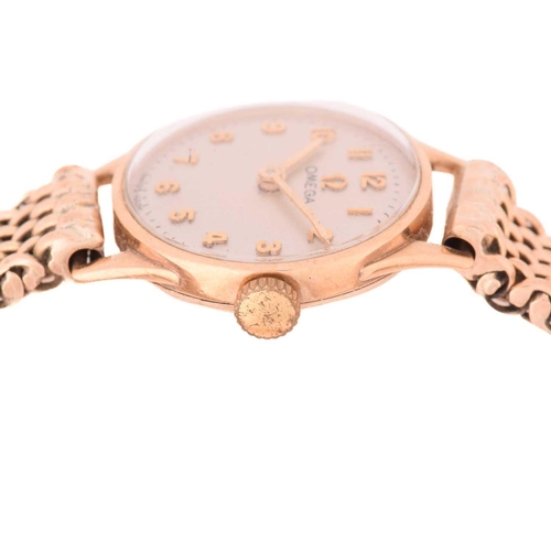 433 - An Omega lady's dress watch in 9ct gold, featuring a Swiss-made hand-wound mechanical movement in a ... 