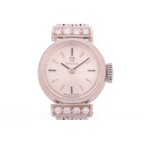 445 - An Omega lady's white gold dress watch, featuring a Swiss-made hand-wound movement in a white metal ... 