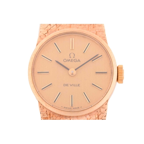 447 - An Omega lady's dress watch in 9ct gold, featuring a Swiss-made hand-wound mechanical movement in a ... 