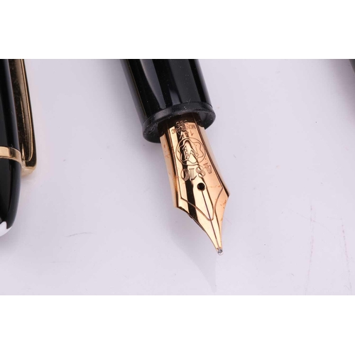 400 - A Mont Blanc Meisterstuck fountain pen,YX208929, in a possible after-market case, 14.6 cm long, toge... 