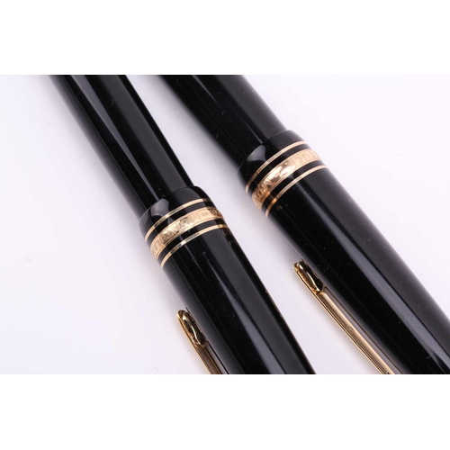 400 - A Mont Blanc Meisterstuck fountain pen,YX208929, in a possible after-market case, 14.6 cm long, toge... 