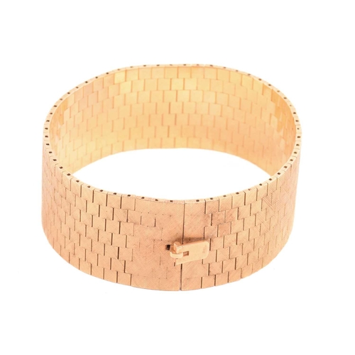 49 - An 18ct gold bracelet circa 1960s, formed of flat textured brick links forming an articulated ribbon... 