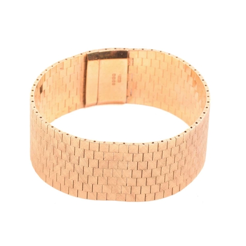 49 - An 18ct gold bracelet circa 1960s, formed of flat textured brick links forming an articulated ribbon... 