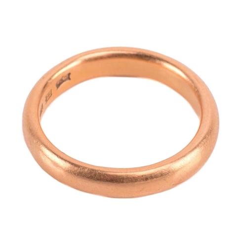 86 - A wedding band in 22ct yellow gold, constructed of a heavy court-profile band, London hallmarked, 19... 