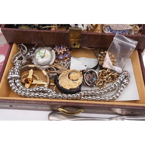 88 - A small quantity of 9ct jewellery, including four rings, a number of earrings, a quantity of costume... 