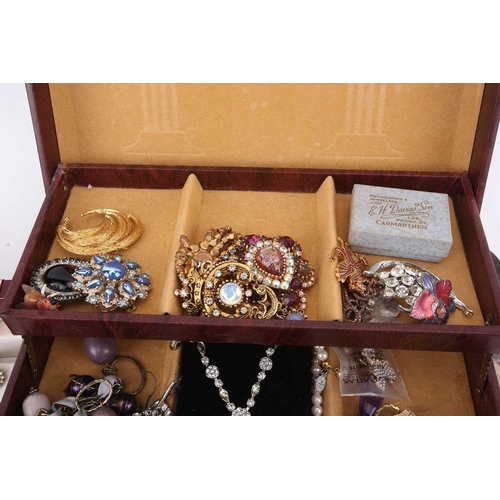 88 - A small quantity of 9ct jewellery, including four rings, a number of earrings, a quantity of costume... 