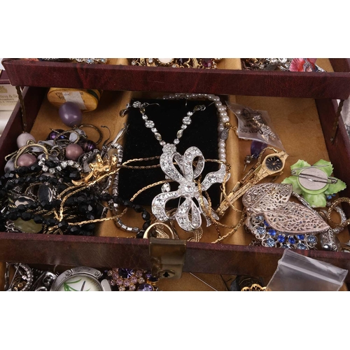 88 - A small quantity of 9ct jewellery, including four rings, a number of earrings, a quantity of costume... 