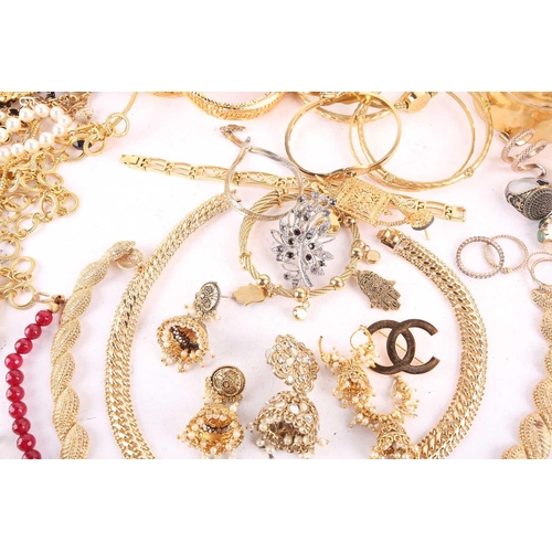 115 - A large quantity of assorted base metal jewellery, including examples of yellow-toned necklaces, ban... 