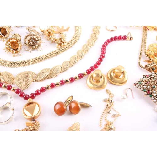115 - A large quantity of assorted base metal jewellery, including examples of yellow-toned necklaces, ban... 