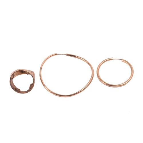 22 - A collection of mixed jewellery, including a chain necklace with Arabic script, marked '750', a herr... 