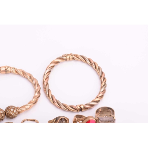 52 - A quantity of mixed gold and yellow metal jewellery, including a hallmarked 22ct gold wedding band, ... 