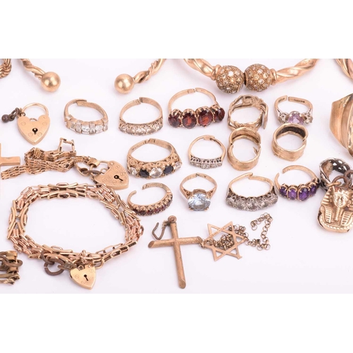52 - A quantity of mixed gold and yellow metal jewellery, including a hallmarked 22ct gold wedding band, ... 
