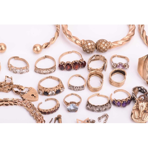 52 - A quantity of mixed gold and yellow metal jewellery, including a hallmarked 22ct gold wedding band, ... 