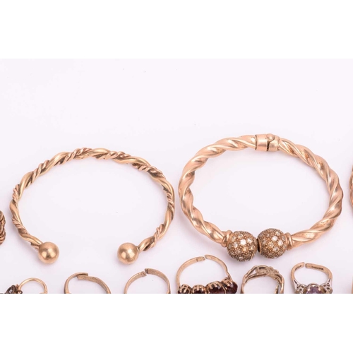 52 - A quantity of mixed gold and yellow metal jewellery, including a hallmarked 22ct gold wedding band, ... 