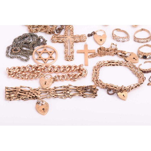 52 - A quantity of mixed gold and yellow metal jewellery, including a hallmarked 22ct gold wedding band, ... 