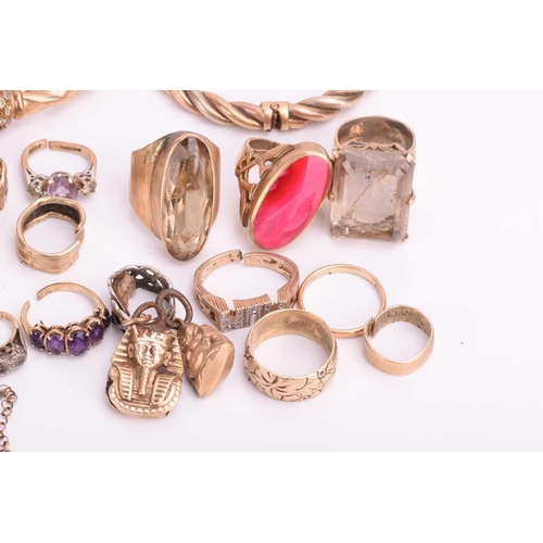 52 - A quantity of mixed gold and yellow metal jewellery, including a hallmarked 22ct gold wedding band, ... 