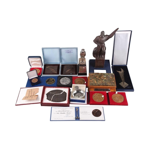 364 - Of World War II, RAF/ Free Polish Air Force interest; a collection of medallions and awards to Air V... 