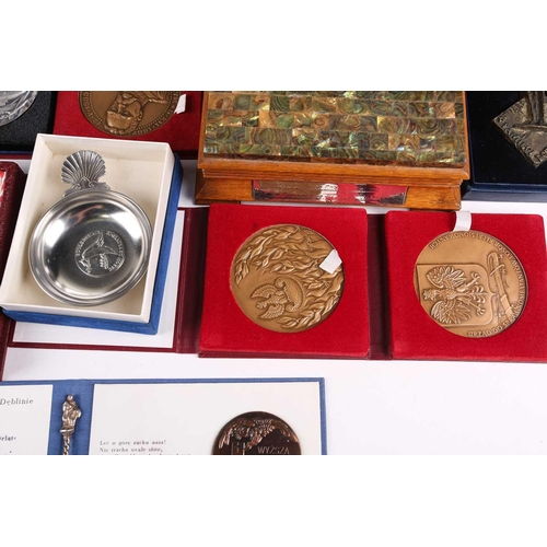 364 - Of World War II, RAF/ Free Polish Air Force interest; a collection of medallions and awards to Air V... 