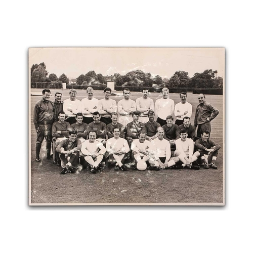 368 - 1966 England World Cup Team: a fully squad-signed gloss black and white press photograph, the (unded... 