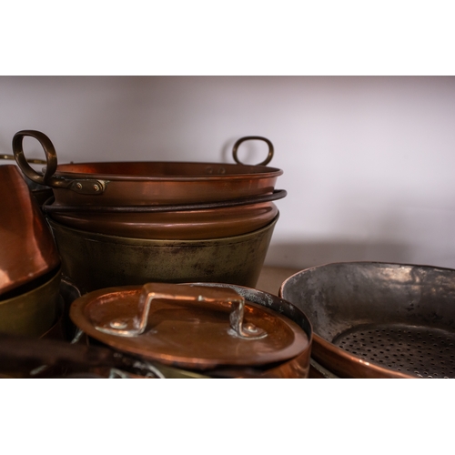 84 - A large collection of copper pans, kettles, preserve pans, measures, jugs, and other items, together... 