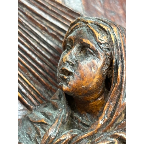 101 - 16th century Italian School, depiction of the Annunciation, carved softwood square panel, 29 cm x 29... 