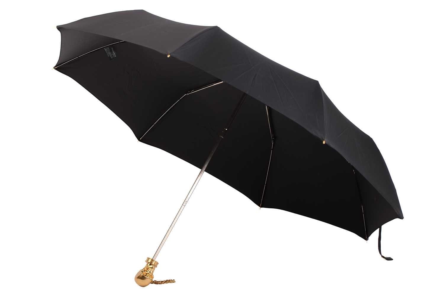 Alexander McQueen スカルハンドル折りたたみ傘 Men's Skull Long Umbrella in Black | Alexander McQueen US