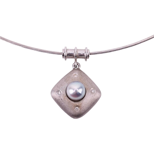 193 - Two cultured pearl pendant wire necklaces; the first contains a teardrop-shaped cream pearl of 12.5 ... 