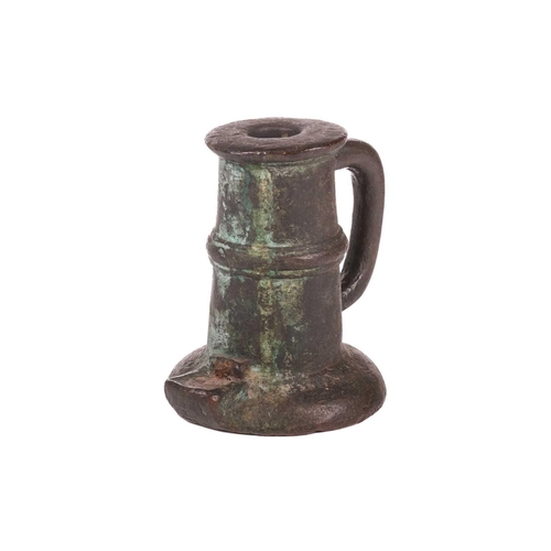 169 - A 17th or 18th-century bronze thunder mug (signal cannon), with loop handle and ribbed centre, on a ... 