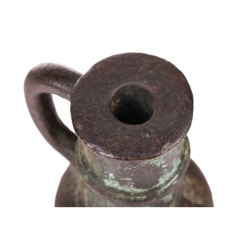 169 - A 17th or 18th-century bronze thunder mug (signal cannon), with loop handle and ribbed centre, on a ... 