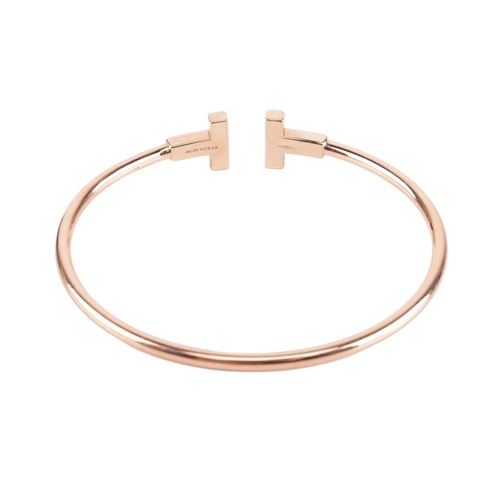 49 - Tiffany & Co. - a Tiffany T wire bracelet in 18ct yellow gold, with double T terminals, signed and s... 