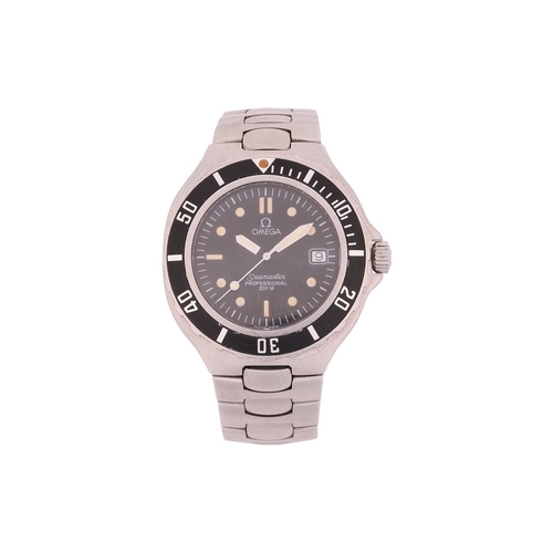 202 - An Omega Seamaster professional 200m diving watch in steel. Model: 396.1052 Serial: 53011249 Year: 1... 