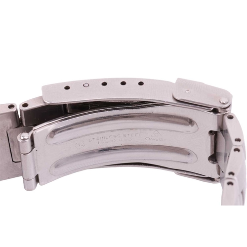 202 - An Omega Seamaster professional 200m diving watch in steel. Model: 396.1052 Serial: 53011249 Year: 1... 