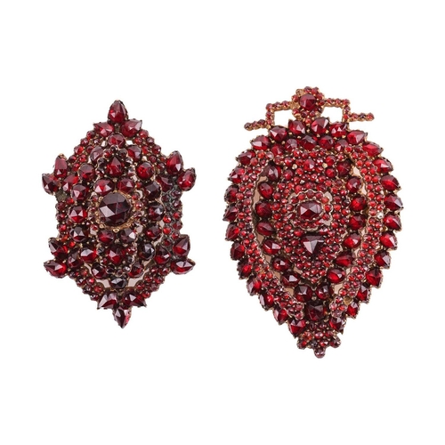 18 - A Victorian garnet suite comprising a necklace, two pendants and a pair of matching earrings; the ne... 