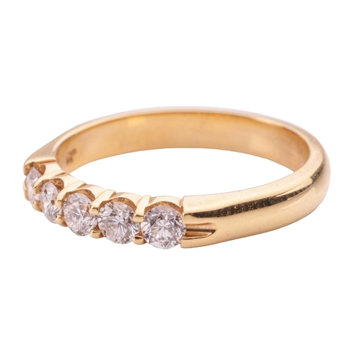 52 - A diamond five-stone ring in 18ct yellow gold, set with five brilliant-cut diamonds of 3.0 mm, with ... 