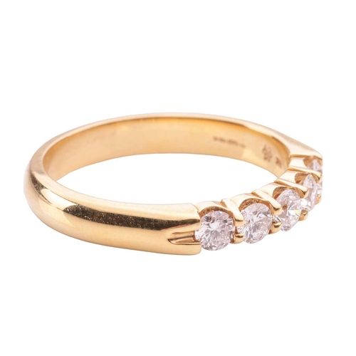 52 - A diamond five-stone ring in 18ct yellow gold, set with five brilliant-cut diamonds of 3.0 mm, with ... 