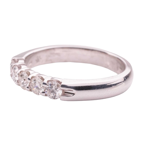 66 - A diamond five-stone ring in 18ct white gold, set with five brilliant-cut diamonds of 3.0 mm, with a... 