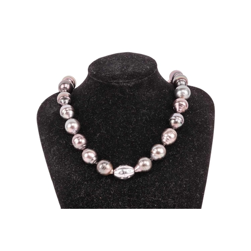 123 - A Tahitian cultured pearl necklace with diamond-set clasp, comprising a single row of graduated Tahi... 