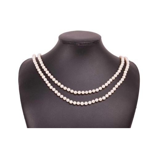 130 - A double-strand pearl necklace, the cultured pearls of cream body with pink overtones, measuring app... 