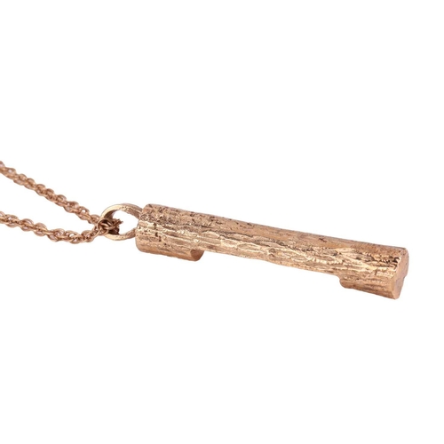 132 - A 9ct gold log pendant on chain, the pendant in the form of a piece of log with bark effect finish, ... 